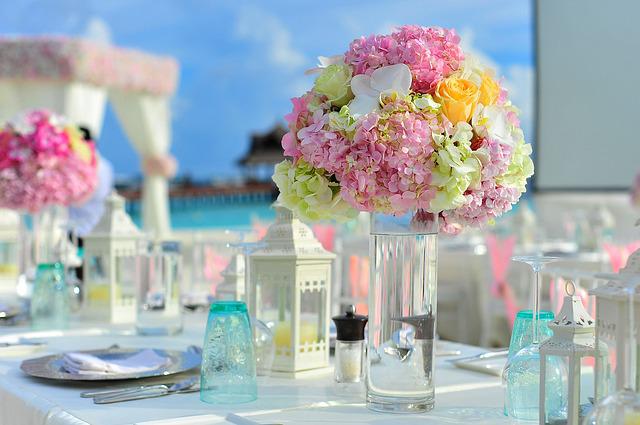 flowers-vase-reception-table